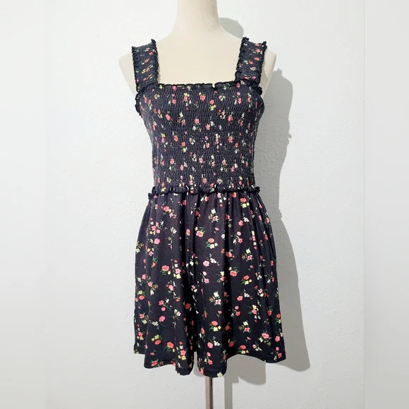 Floral Smocked Romper Women’s Size Medium Black Summer Pockets Stretchy - Picture 2 of 10